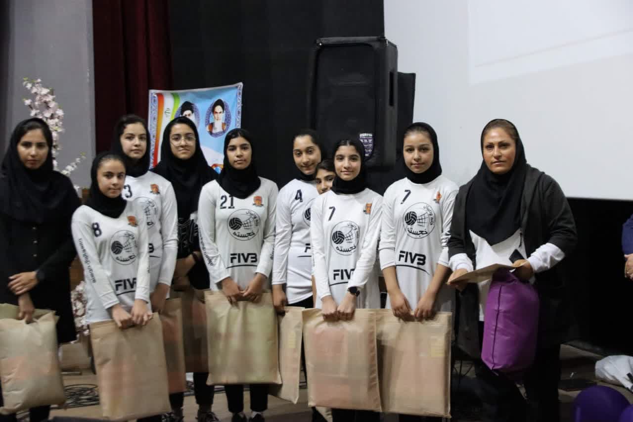 آیین تجلیل از 300دانش آموزان ورزشکار اسلامشهری زیر سایه تبلیغات کاندیداهای بالقوه انتخابات