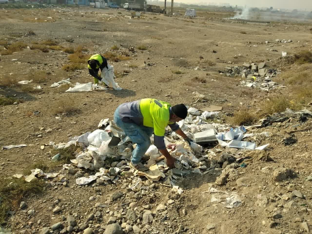 جمع‌آوری نخاله‌های ساختمانی حاشیه اتوبان الغدیر توسط نیروهای خدمات شهری شهرداری منطقه شش