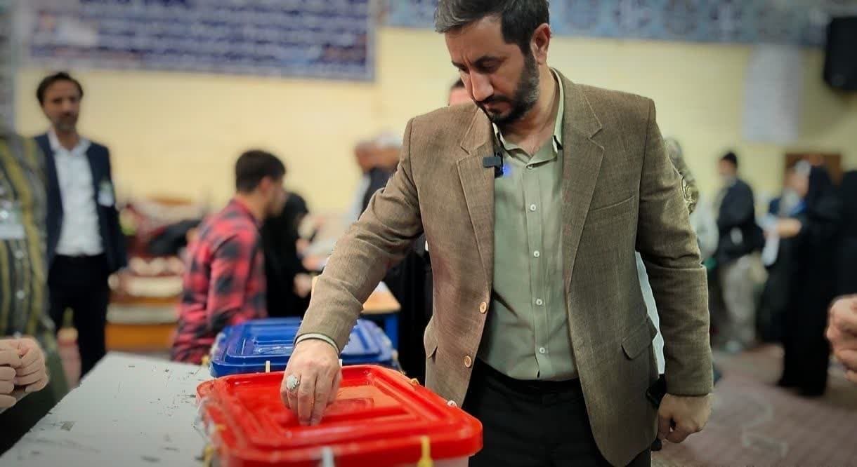 فرماندار اسلامشهر با حضور در مسجد المهدی(عج)رای خود را به صندوق انداخت