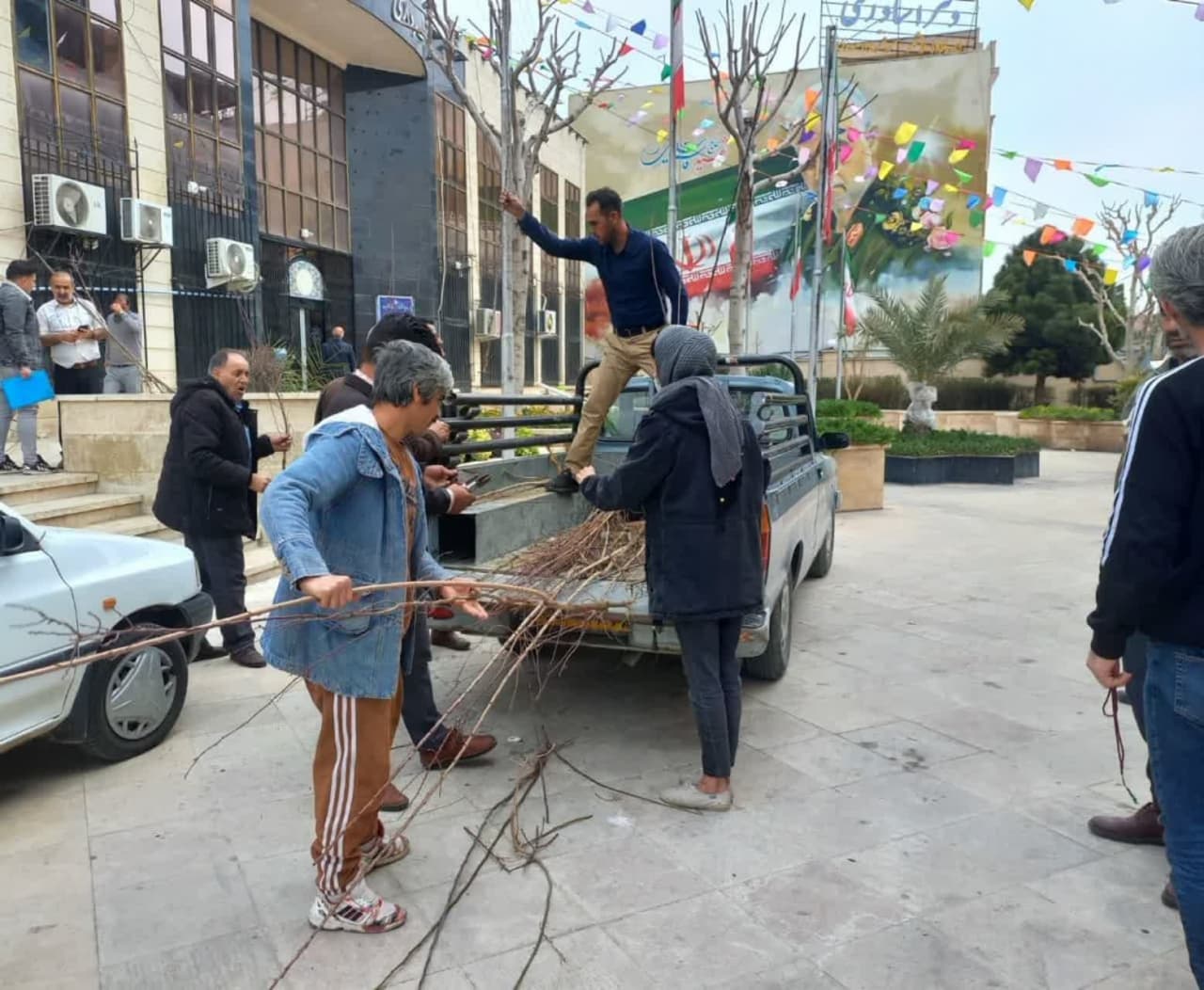 توزیع رایگان نهال بین شهروندان توسط مناطق ششگانه