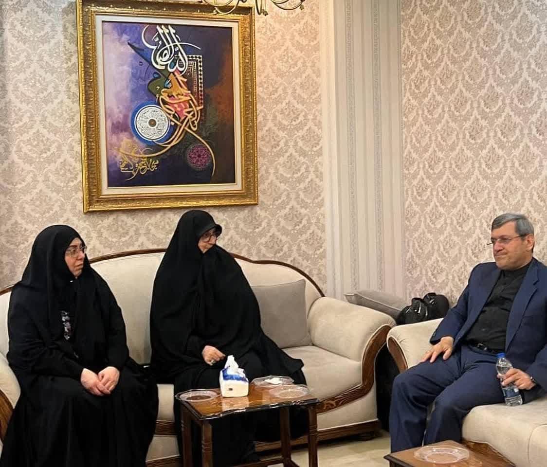 دیدار حسن قشقاوی با خانواده شهید امیرعبداللهیان دیدار حسن قشقاوی با خانواده شهید امیرعبداللهیان