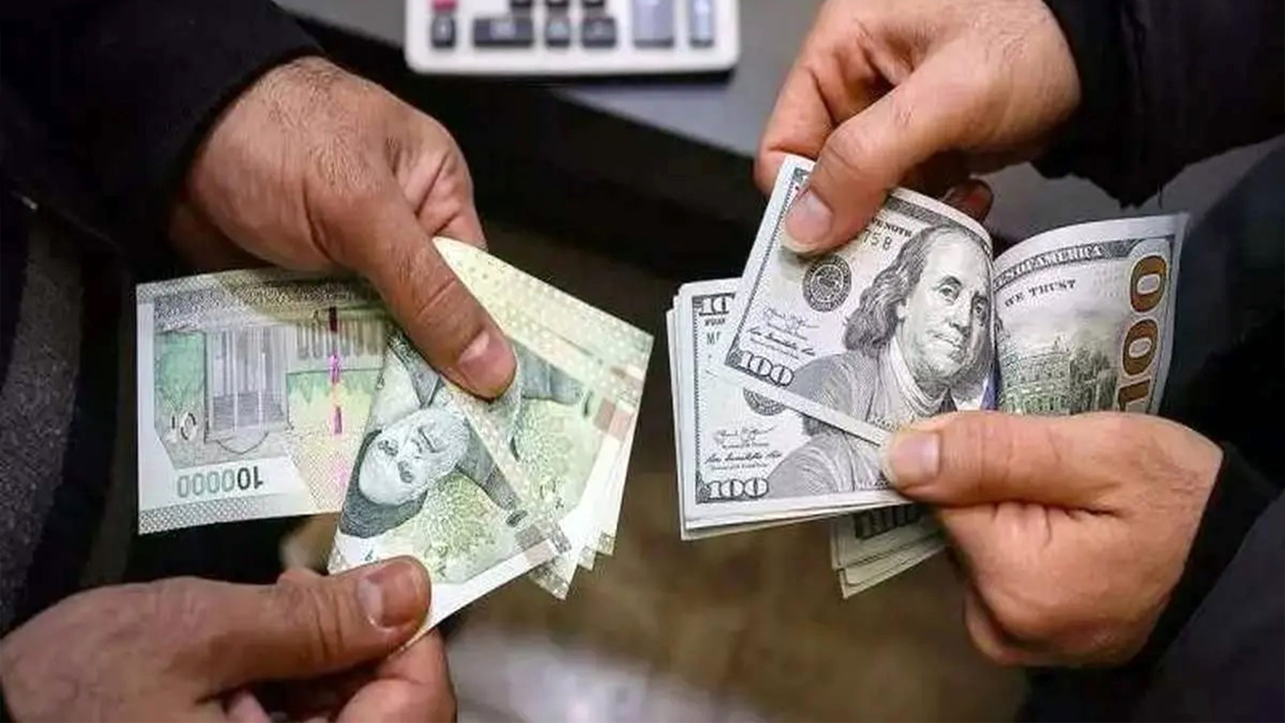 خضریان: وزیر اقتصاد به التهابات بازار ارز دامن زد خضریان: وزیر اقتصاد به التهابات بازار ارز دامن زد