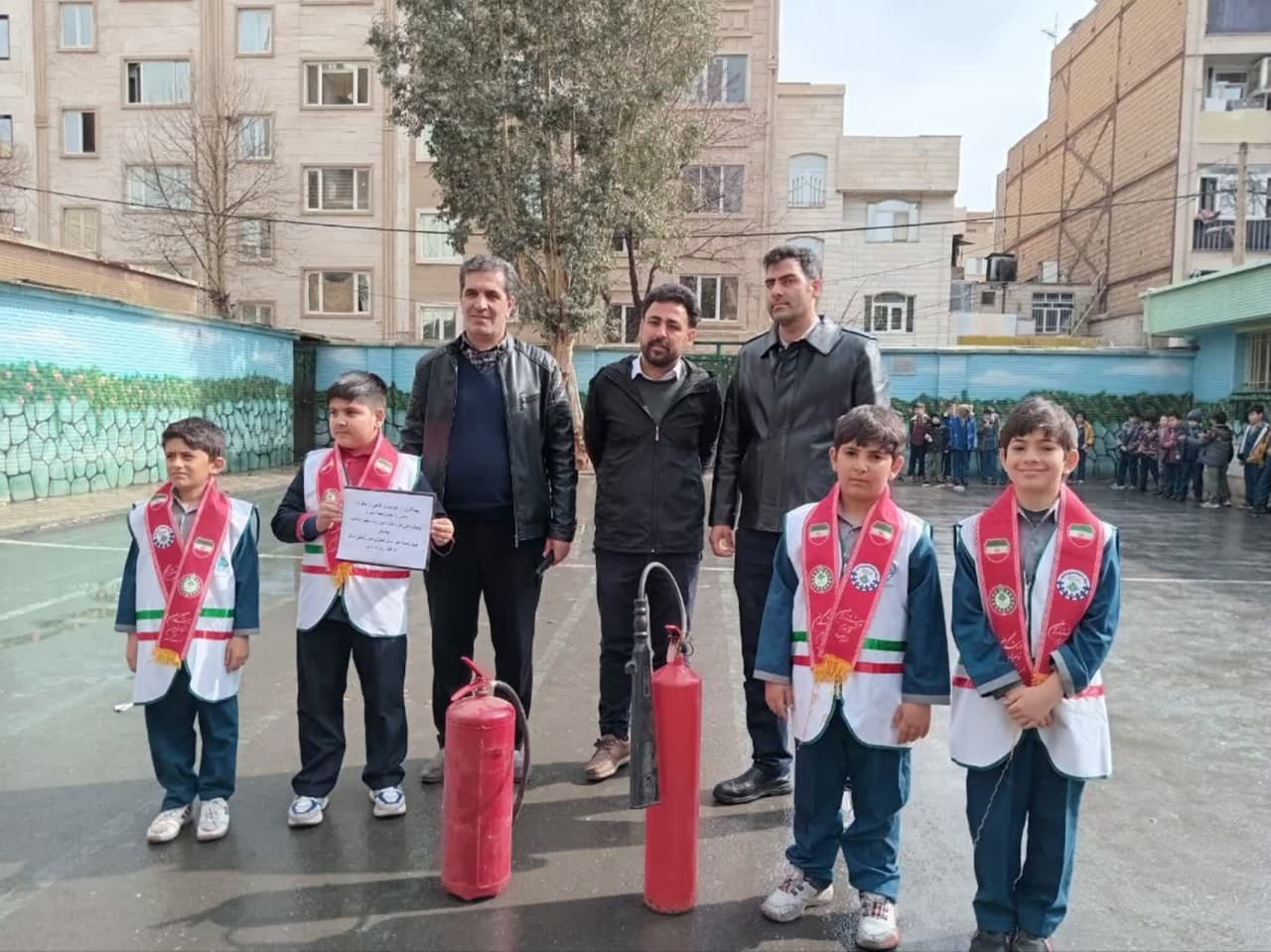 آموزش نکات ایمنی چهارشنبه سوری در مدارس چهاردانگه آموزش نکات ایمنی چهارشنبه سوری در مدارس چهاردانگه