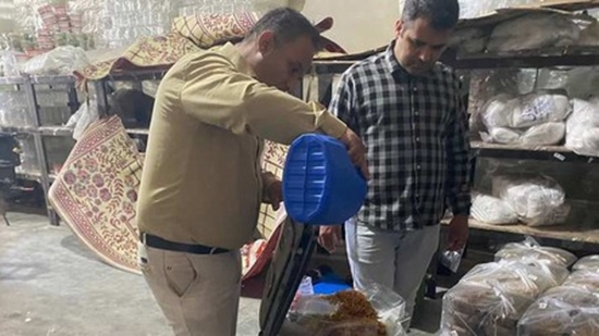 معدوم سازی 100 کیلوگرم مواد غذایی غیربهداشتی در شهرستان اسلامشهر معدوم سازی 100 کیلوگرم مواد غذایی غیربهداشتی در شهرستان اسلامشهر