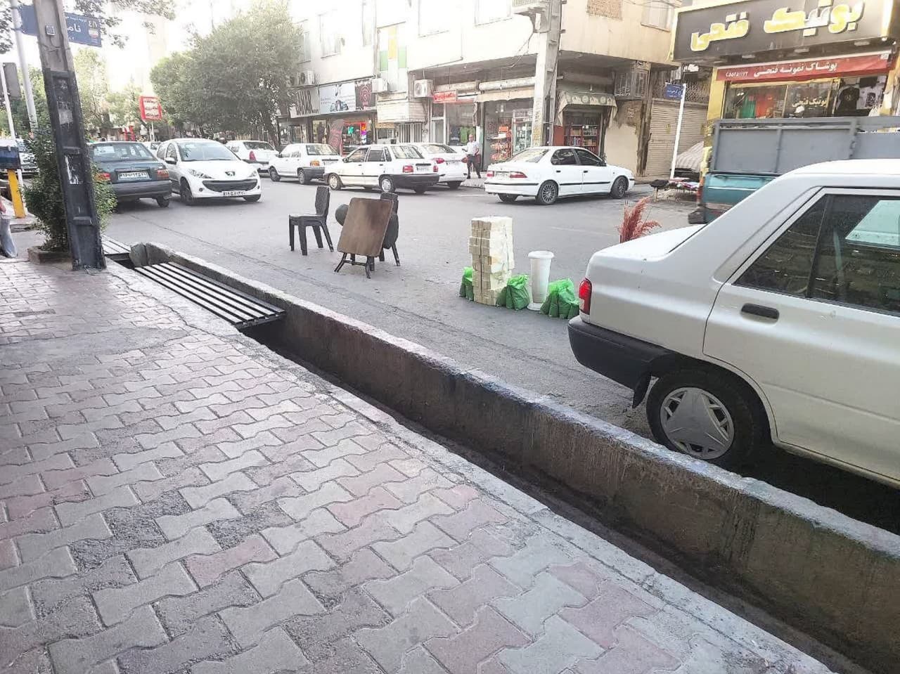 سد معبر هایی که مثل قارچ زیاد می شوند و معابر عمومی را اشغال میکنند. سد معبر هایی که مثل قارچ زیاد می شوند و معابر عمومی را اشغال میکنند.