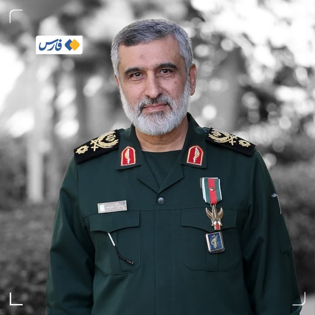 سردار حاجیزاده فرمانده هوافضای سپاه پاسداران به یاران شهیدش پیوست. سردار حاجیزاده فرمانده هوافضای سپاه پاسداران به یاران شهیدش پیوست.