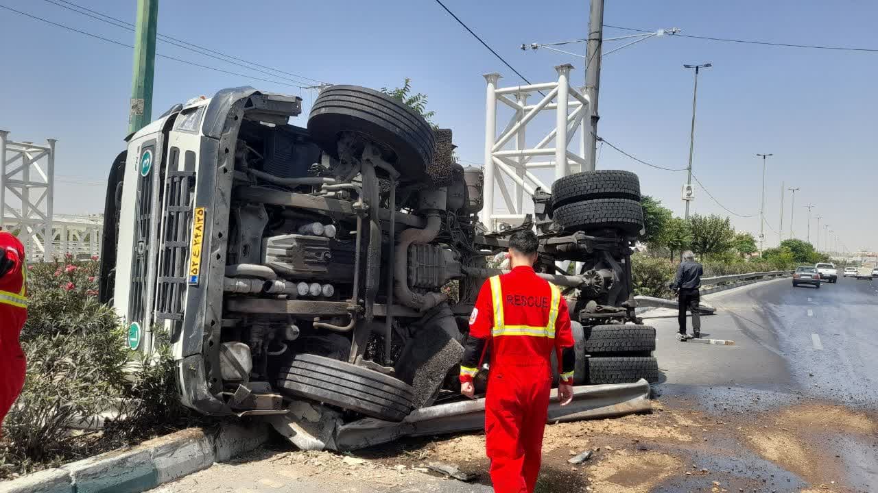 تصادف و واژگونی کامیون ولوو در کمربندی الغدیر تصادف و واژگونی کامیون ولوو در کمربندی الغدیر