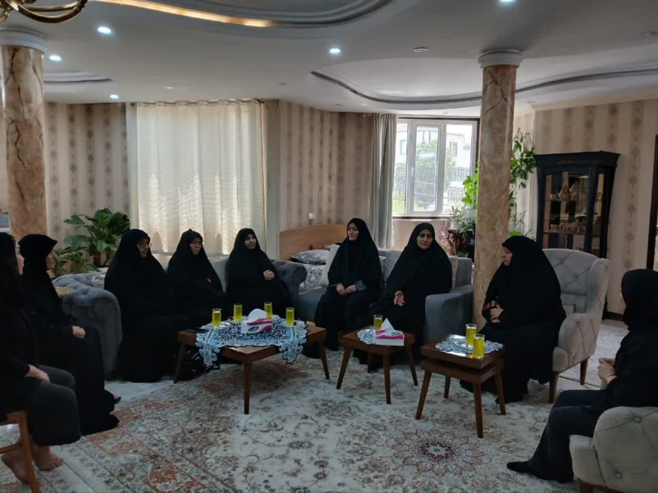 دیدارجمعی از بانوان ادارات بخش چهاردانگه با خانواده شهیده جنگ تحمیلی ۱۲ روزه دیدارجمعی از بانوان ادارات بخش چهاردانگه با خانواده شهیده جنگ تحمیلی ۱۲ روزه