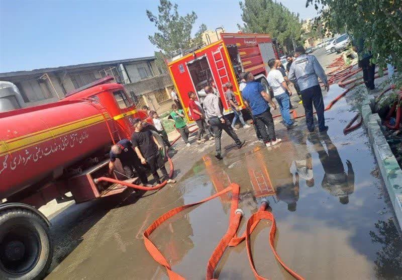 مهار آتش‌سوزی گسترده در  سوله ۴هزار متری تولید مبل شهرک صنعتی نصیرآباد