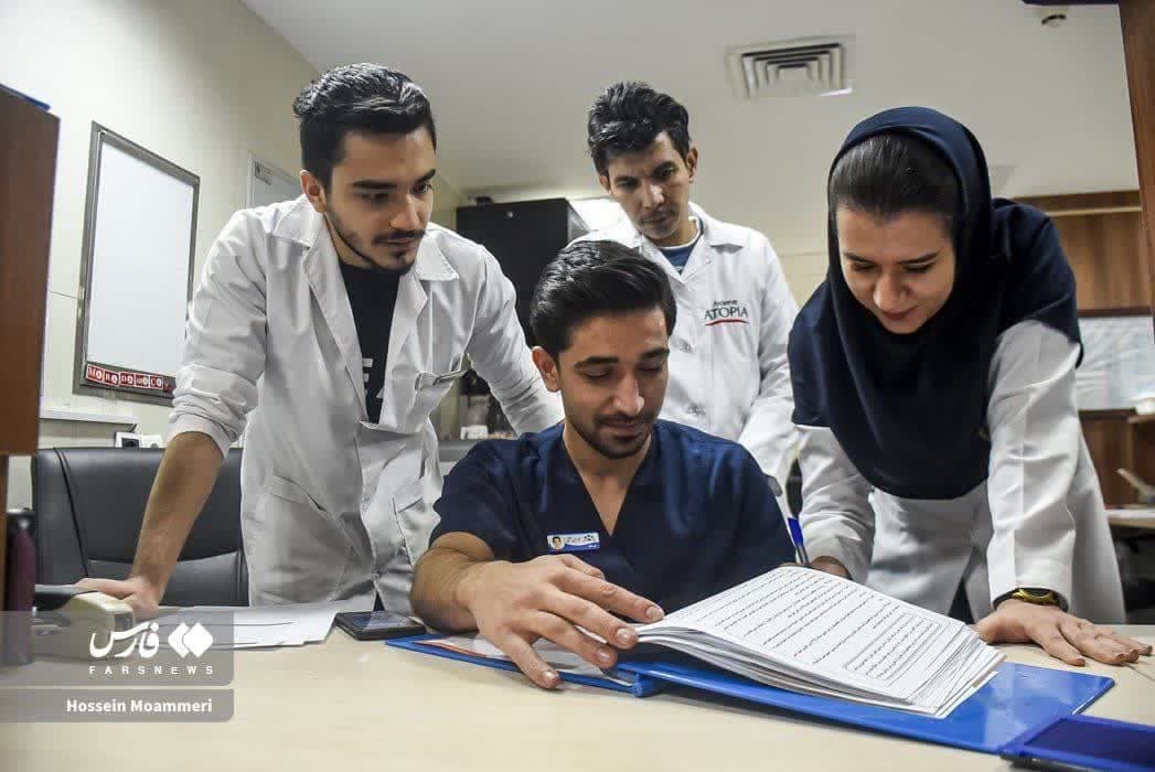 وزیر بهداشت: از ابتدای شهریور افزایش ۳۰ درصدی حقوق دستیاران پزشکی اجرایی می‌شود