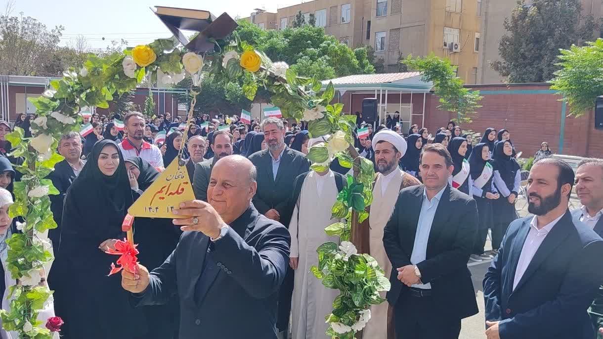 سال تحصیلی دانش آموزان اسلامشهری شروع شد / بیش از صد هزار دختر و پسر امسال هم به مدرسه می روند سال تحصیلی دانش آموزان اسلامشهری شروع شد / بیش از صد هزار دختر و پسر امسال هم به مدرسه می روند