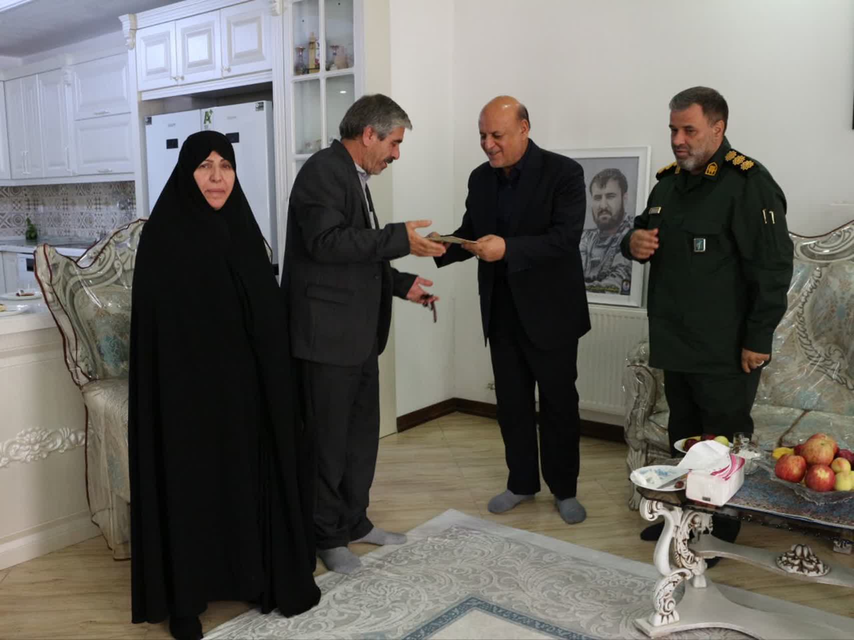 دیدار فرماندار و فرمانده سپاه اسلامشهر با خانواده شهید «مهدی بختیاری»