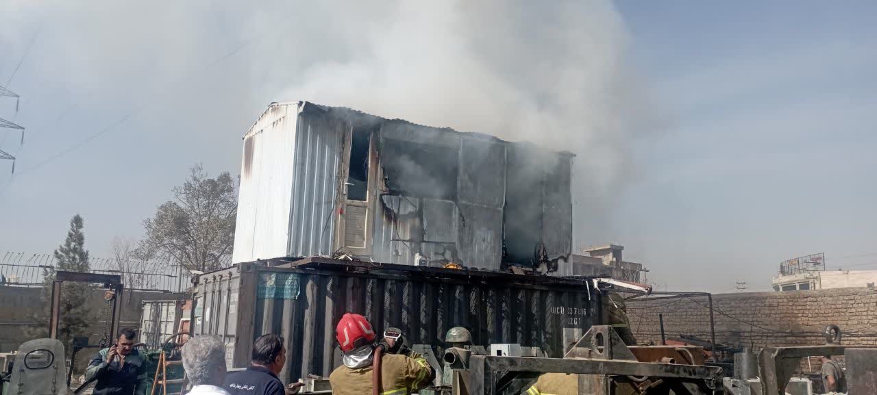 آتش سوزی کانکس تعمیر خودرو با تلاش آتشنشانان چهاردانگه مهار شد آتش سوزی کانکس تعمیر خودرو با تلاش آتشنشانان چهاردانگه مهار شد