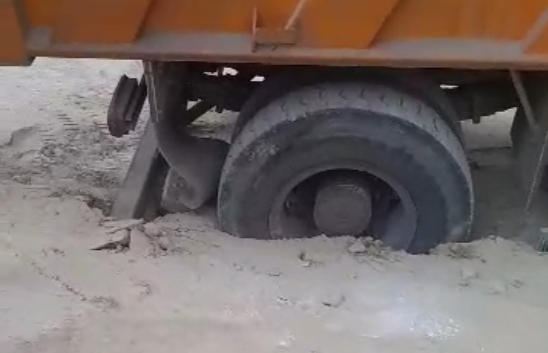 فرو رفتن کامیون در چاله ی بی تدبیری مدیریت در یکی از روستاهای اسلامشهر فرو رفتن کامیون در چاله ی بی تدبیری مدیریت در یکی از روستاهای اسلامشهر